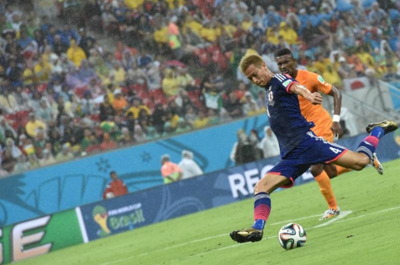 Honda, atacante do Jap&atilde;o, prepara o chute certeiro