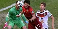 Goleiro de Portugal Pepe defende a bola na frente do zagueiro de Portugal Ricardo Costa