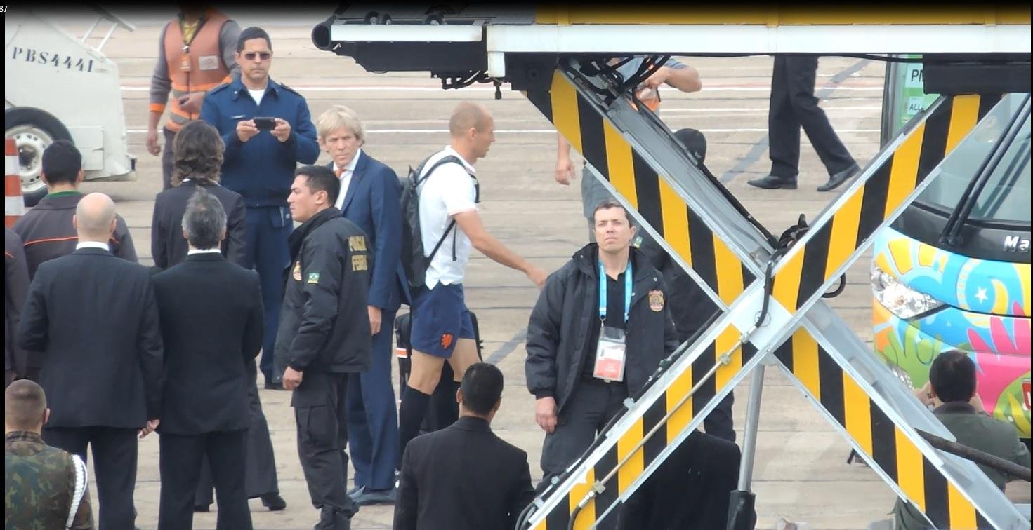 Com Robben de bermuda, Holanda desembarca em Porto Alegre