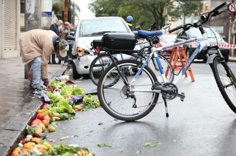 Ve&iacute;culo estava carregado com frutas e verduras.