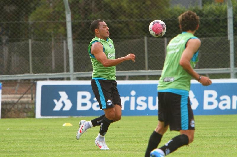 De sa&iacute;da do Gr&ecirc;mio, L&eacute;o Gago se despede de colegas em treino 