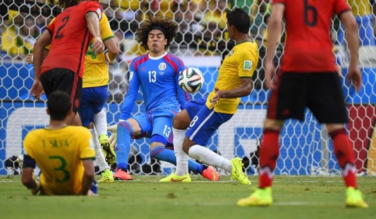 Ochoa fechou o gol contra o Brasil