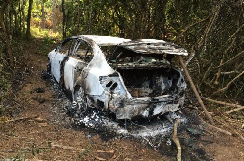 Carro com o corpo foi encontrado em um matagal no Beco do Bento, no bairro Lami, zona Sul de Porto Alegre