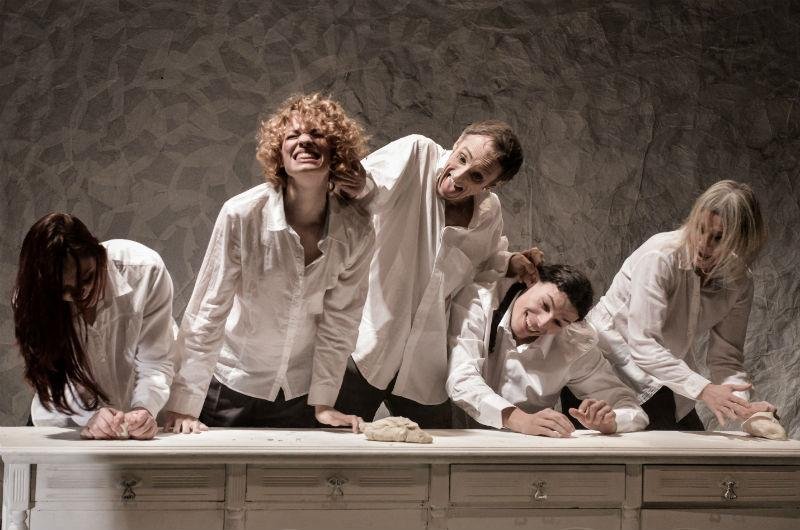 Cia Terps&iacute; Teatro de Dan&ccedil;a mescla coreografia, m&uacute;sica e imagens no palco do Theatro S&atilde;o Pedro
