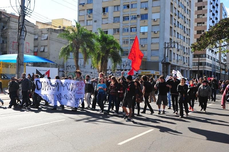 Al&eacute;m dos gastos com o Mundial, eles tamb&eacute;m reclamam da criminaliza&ccedil;&atilde;o dos movimentos socais