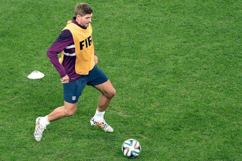 Capit&atilde;o da Inglaterra exaltou companheiro de Liverpool, mas n&atilde;o quis supervalorizar duelo