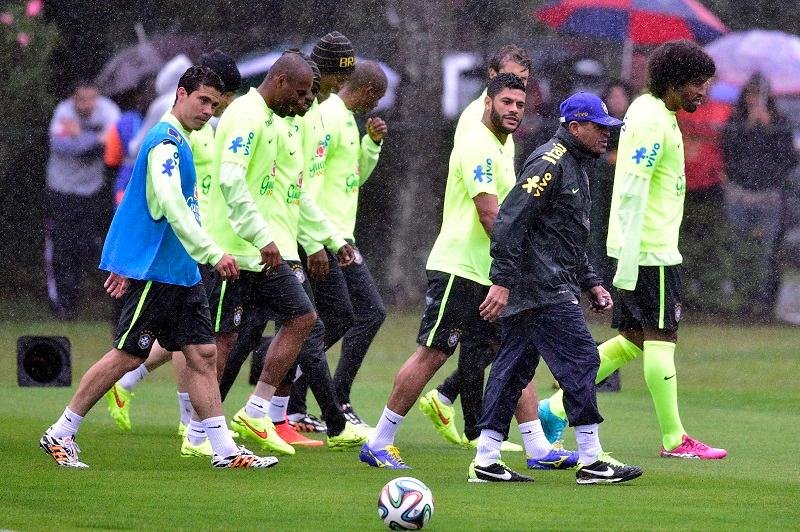 Sele&ccedil;&atilde;o brasileira treinou sob forte chuva 