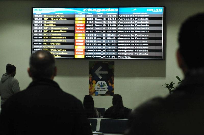Pousos e decolagens no aeroporto de Porto Alegre ocorrem por instrumentos
