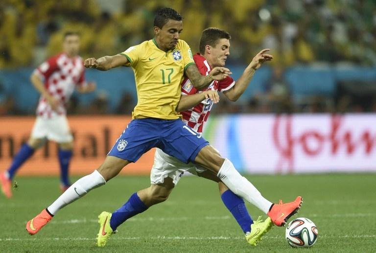 Invis&iacute;vel, Luiz Gustavo &eacute; o que mais corre e rouba bolas na Sele&ccedil;&atilde;o 