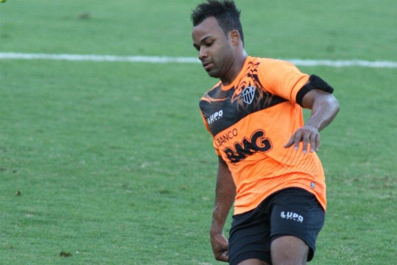 Gr&ecirc;mio disputa Fernandinho com equipes nacionais e do exterior 