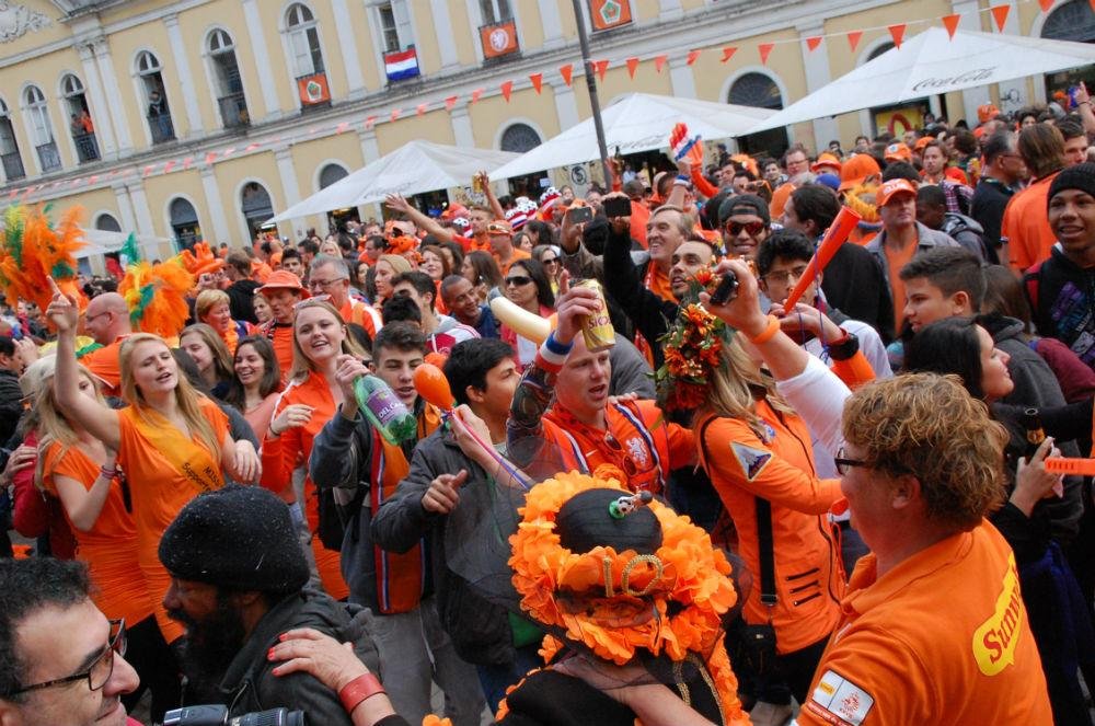 Holandeses transformaram Largo Gl&ecirc;nio Peres em Orange Square