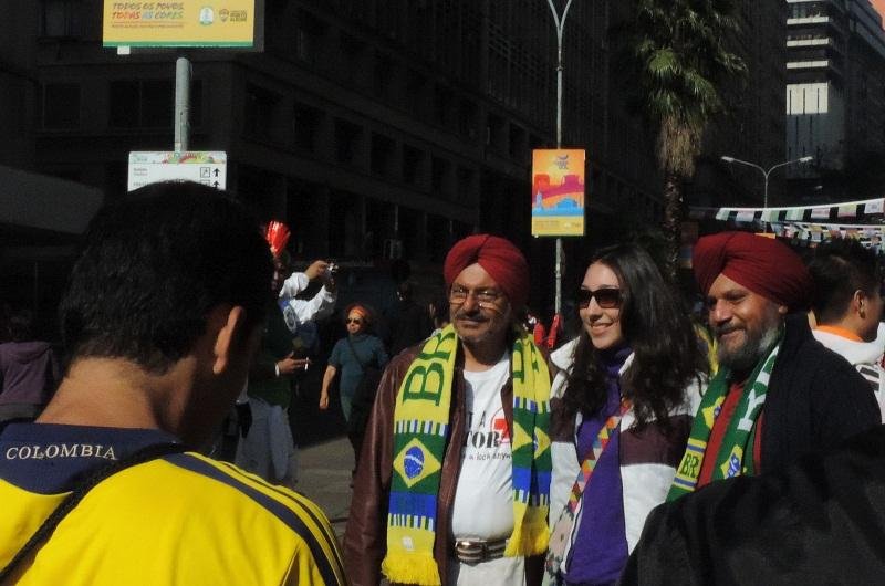 Argelinos e coreanos provam o Chimarr&atilde;o no Centro de Porto Alegre