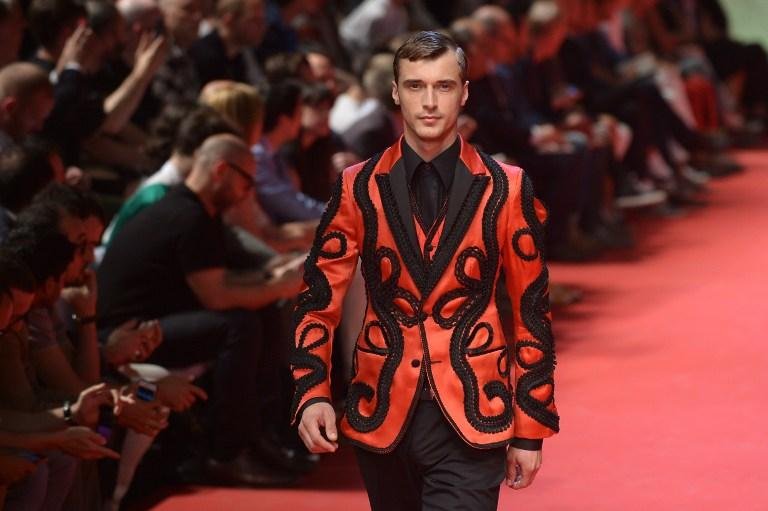Cores escuras, roupas cl&aacute;ssica e a modelagem reta para homens que prezam pela funcionalidade e praticidade