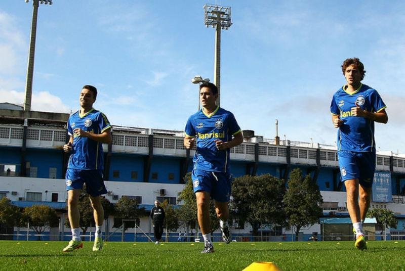 Jogadores do Gr&ecirc;mio correram no gramado suplementar do Ol&iacute;mpico