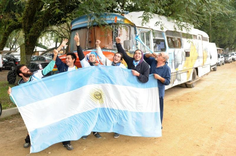Sete amigos chegaram num &ocirc;nibus Mercedes-Benz 1971