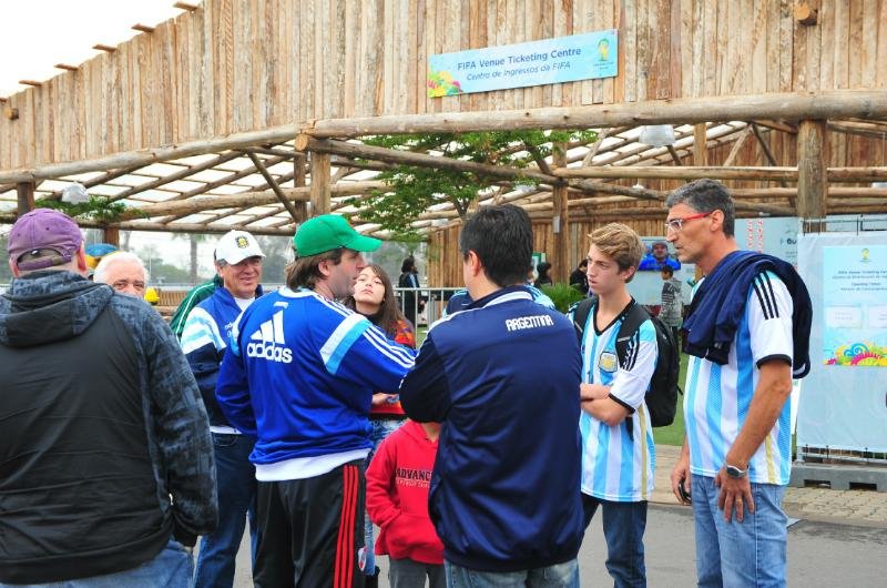 Torcedores argentinos foram at&eacute; o centro de distribui&ccedil;&atilde;o de ingressos, na Capital