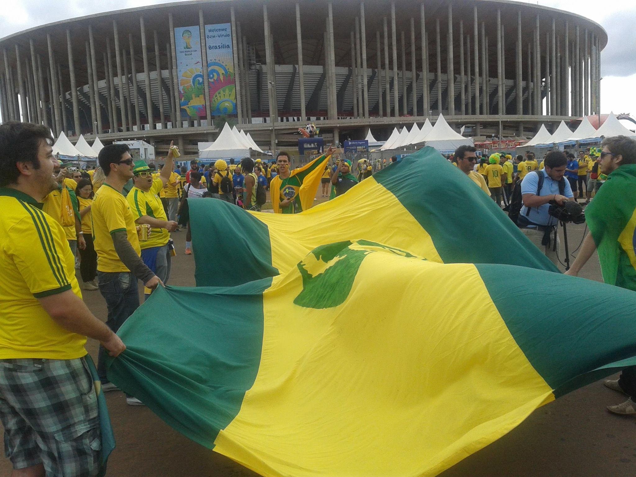 Torcedores homenageiam Pel&eacute; na chegada ao Man&eacute; Garrincha