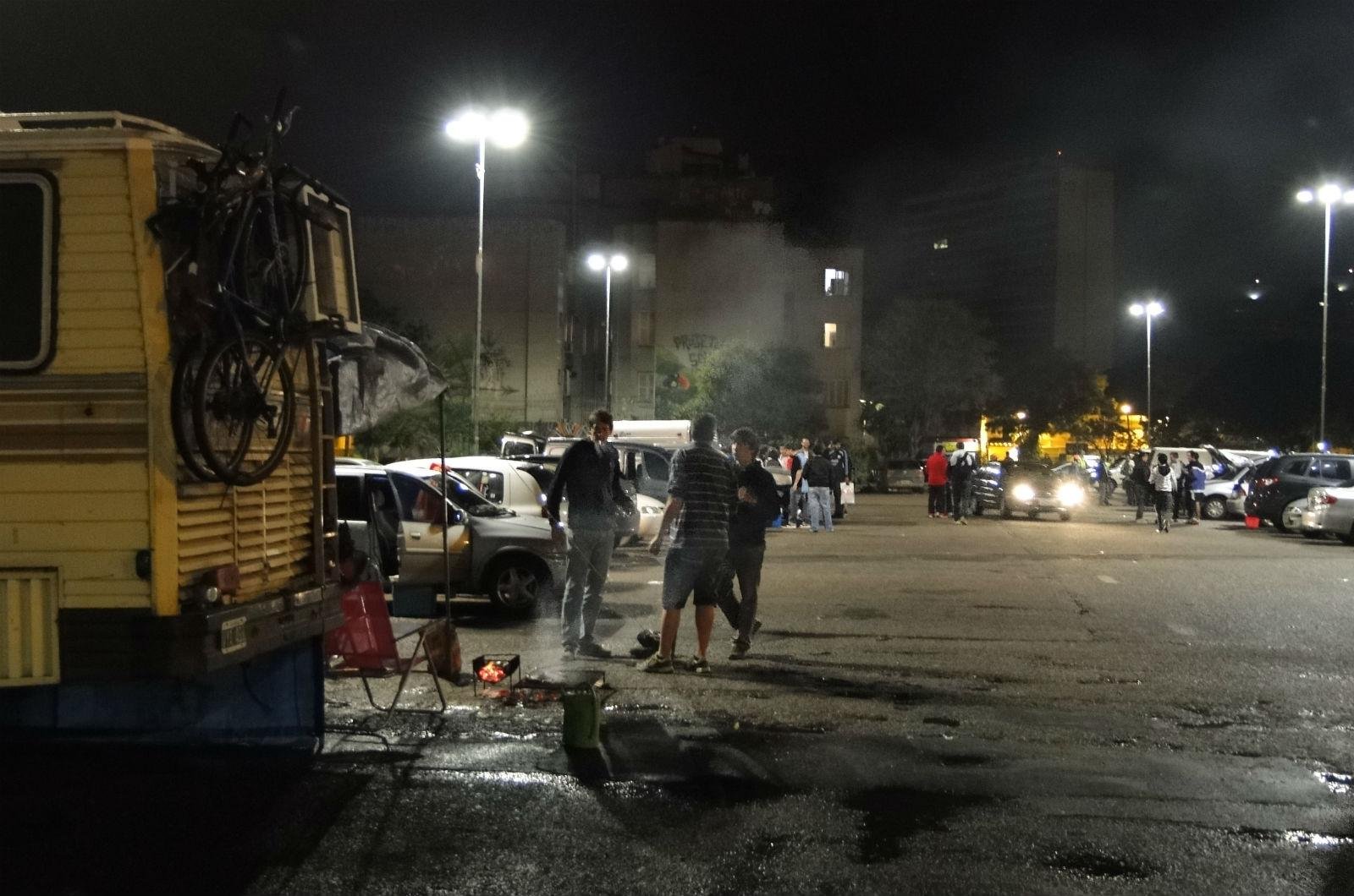 Argentinos acampam no Largo Zumbi dos Palmares