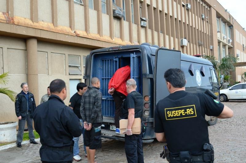 Come&ccedil;a a transfer&ecirc;ncia de apenados do Pres&iacute;dio Central de Porto Alegre