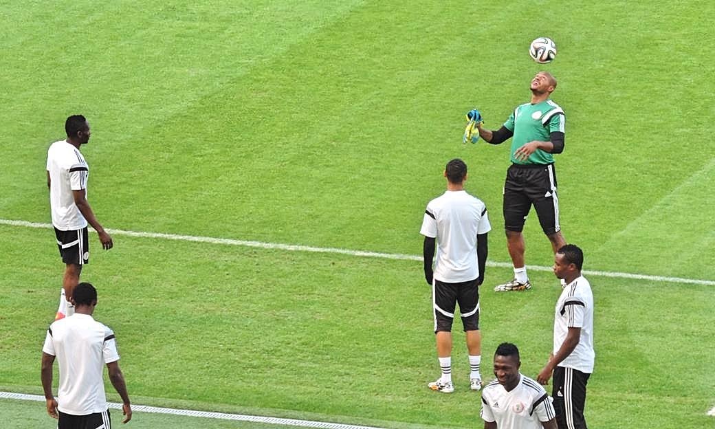 Goleiro Vincent Eneyama era um dos mais animados no toque de bola