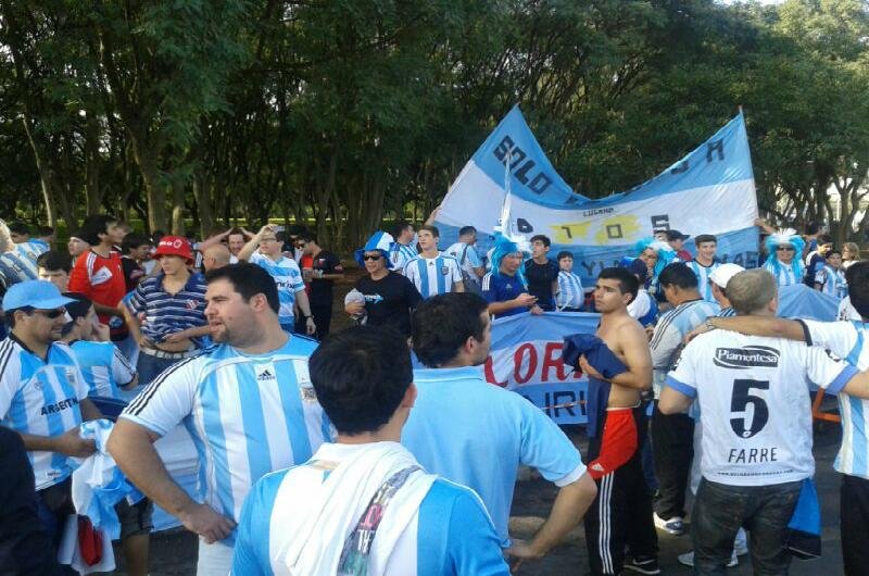 Torcida argentina est&aacute; no Beira-Rio para acompanhar o treino da sele&ccedil;&atilde;o