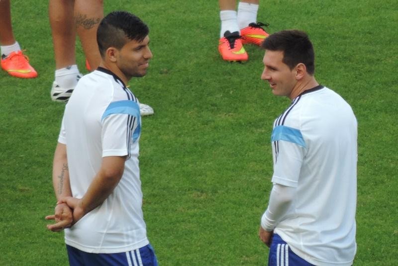 Messi e Aguero trocaram sorrisos no gramado do Beira-Rio
