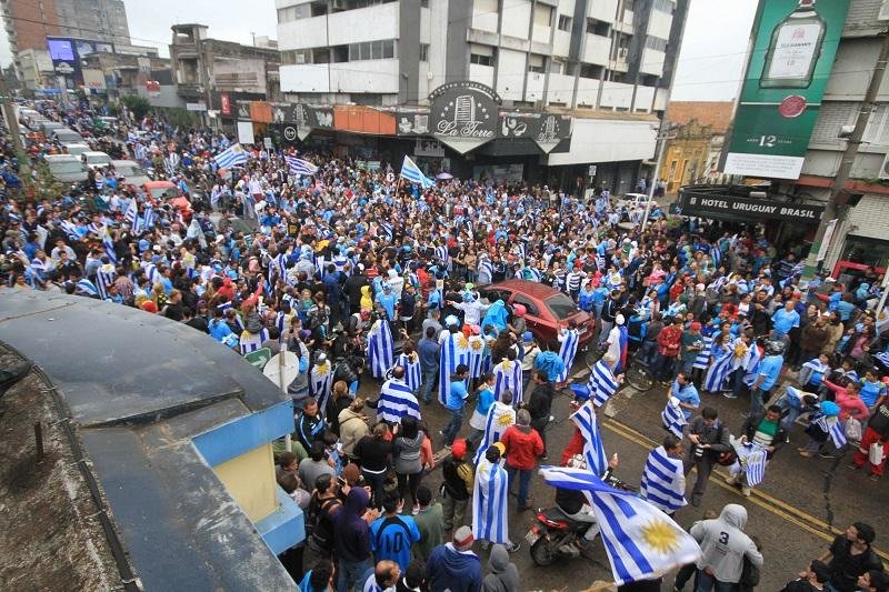 Uruguaios comemoram classifica&ccedil;&atilde;o para oitavas da Copa
