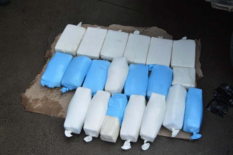 Policiais apreenderam 21kg de coca&iacute;na 