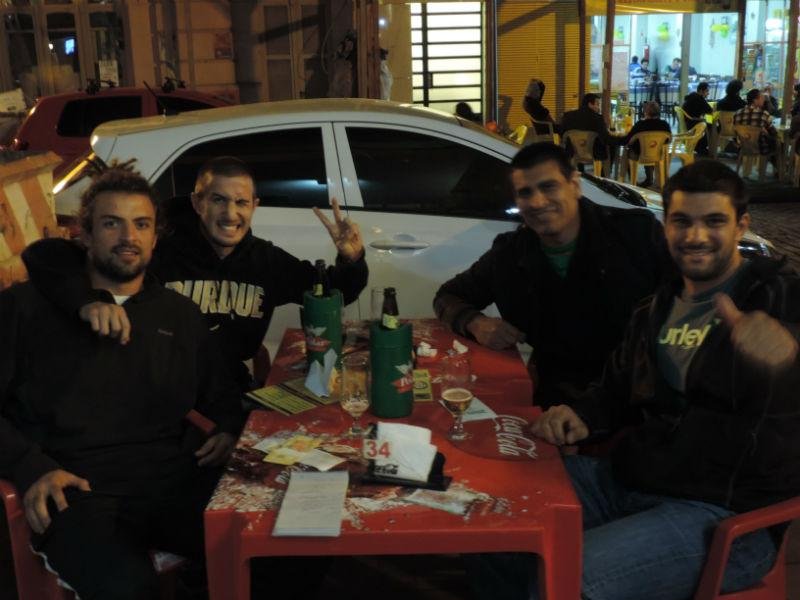 Amigos Mariano, Gast&oacute;n, Juan e Marcelo ainda procuram ingressos para jogo