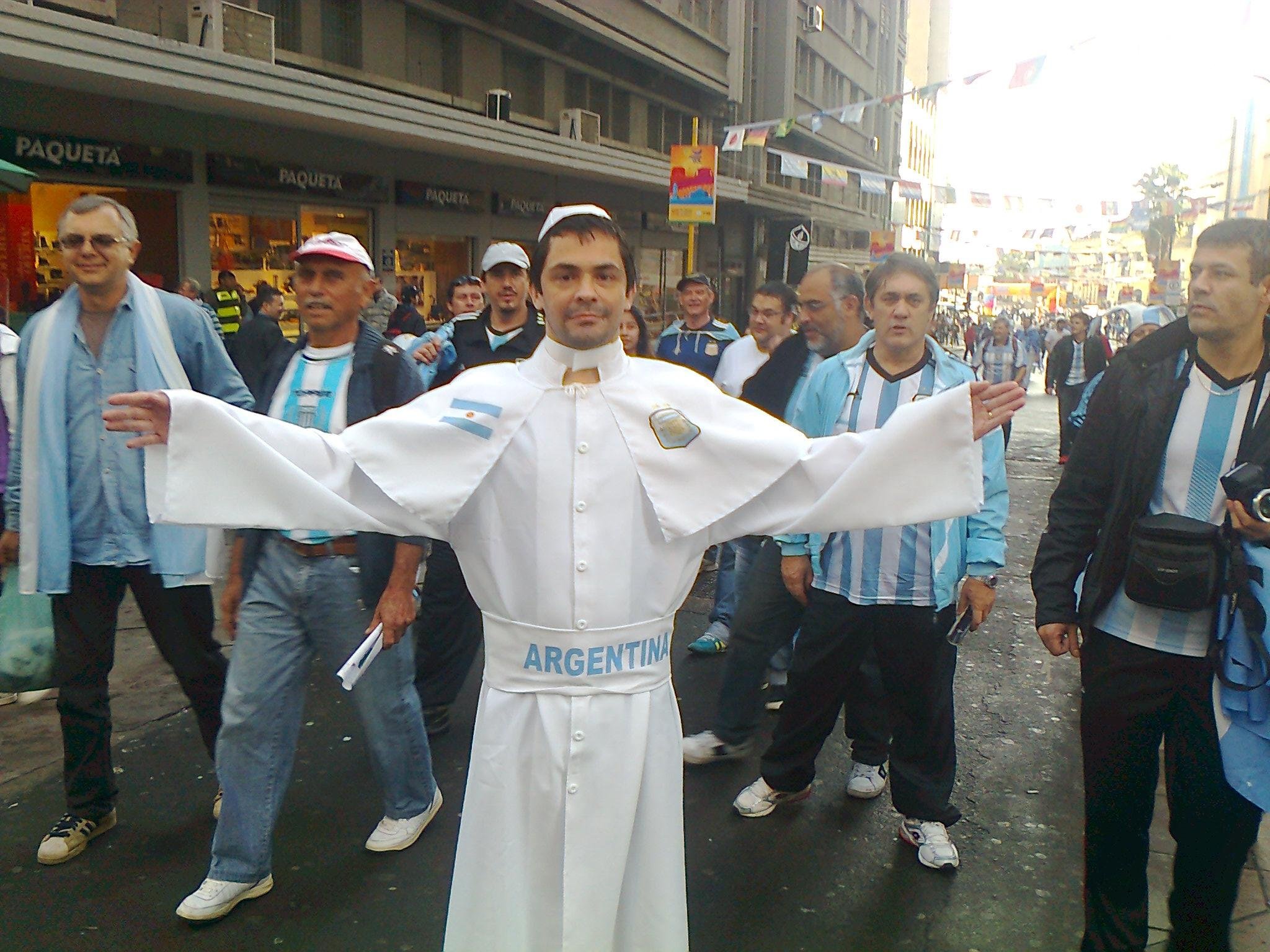 Torcedor se fantasia de Papa e aben&ccedil;oa argentinos em Porto Alegre 