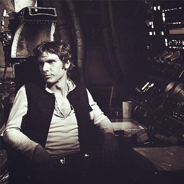 Harrison Ford dentro da famosa nave Millennium Falcon