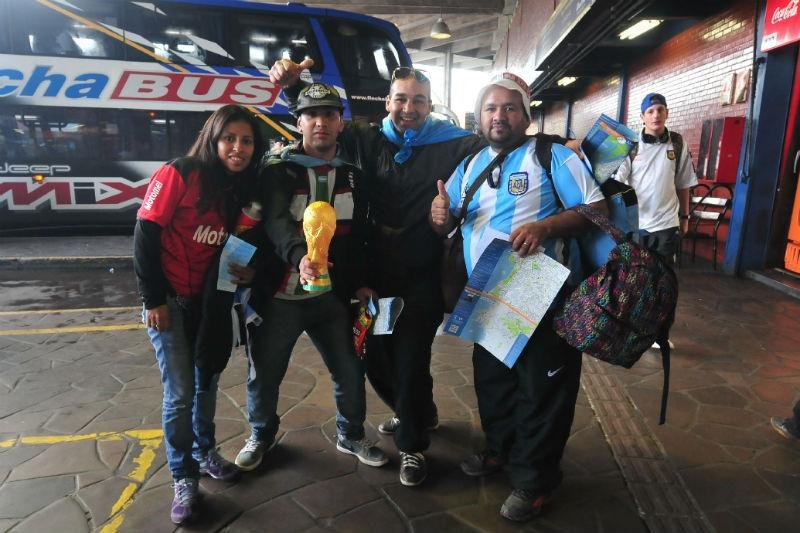 Turistas argentinos pintaram os bancos de espera em azul e branco enquanto aguardavam a hora de partir