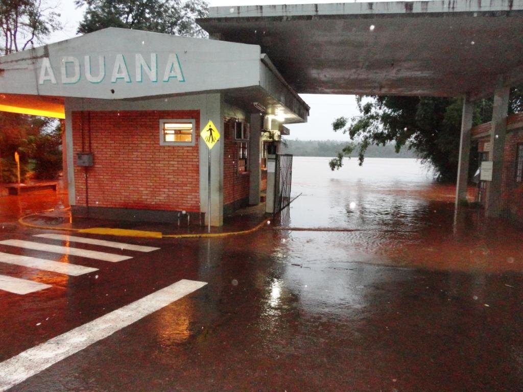 Cheia do rio Uruguai suspende travessia entre Brasil e Argentina