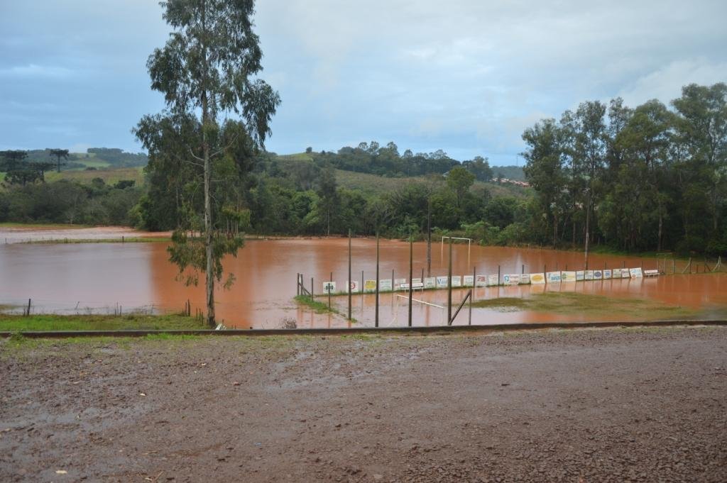 Campo de futebol do Clube Veteranos coberto pelo rio Jacutinga