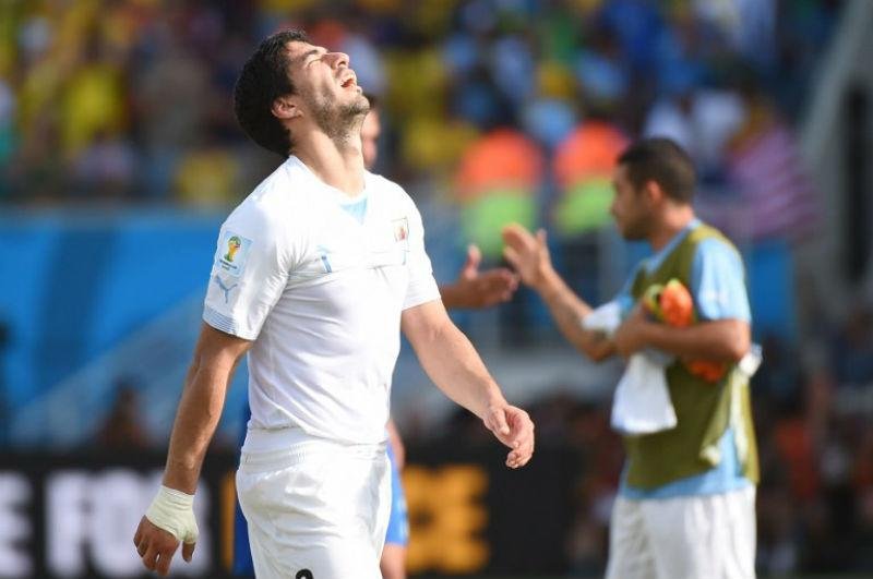 Su&aacute;rez &eacute; punido pela Fifa com nove jogos de suspens&atilde;o e est&aacute; fora da Copa