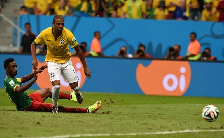 Fernandinho marcou o quarto gol contra Camar&otilde;es