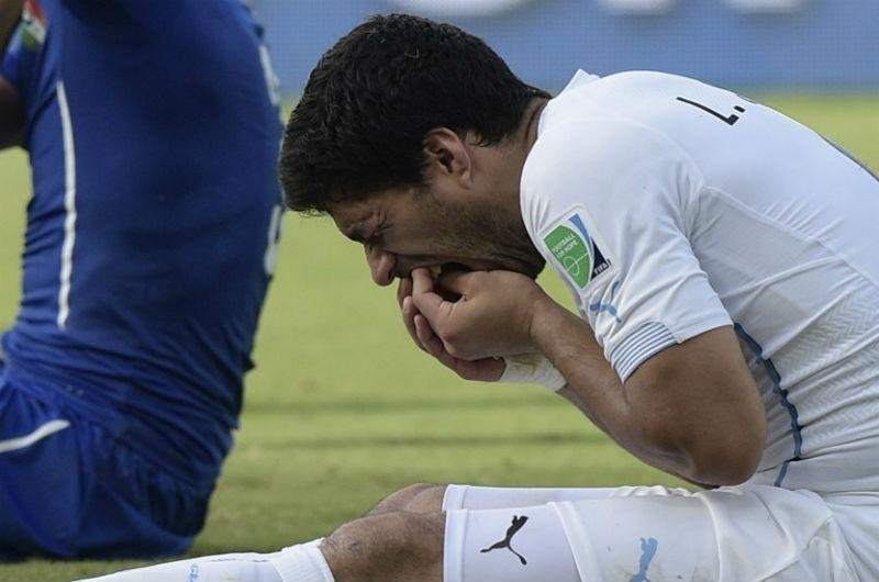 Su&aacute;rez tamb&eacute;m recebeu uma multa de 100 mil francos su&iacute;&ccedil;os