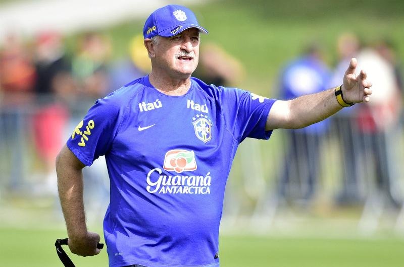 Felip&atilde;o orienta os jogadores no treino na Granja Comary