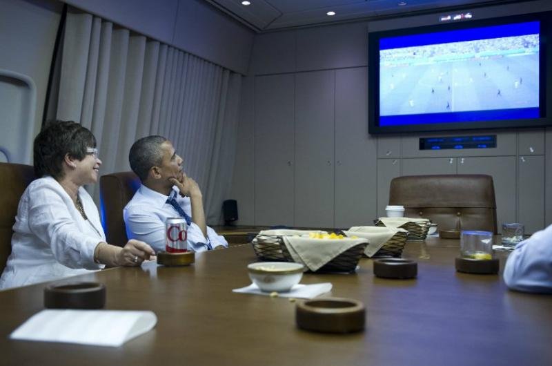 Obama acompanha o jogo dos EUA com aten&ccedil;&atilde;o