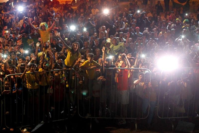 Uma multid&atilde;o de torcedores esperou Neymar e companhia em frente ao Hotel Ouro Minas