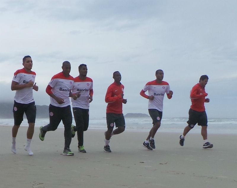 Jogadores correram na beira da praia durante a manh&atilde; desta sexta-feira