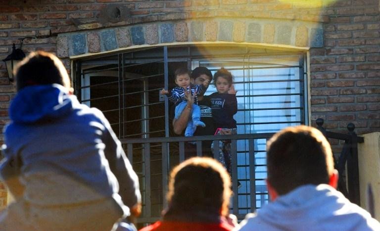 Uruguaios se re&uacute;nem na porta da casa de Su&aacute;rez