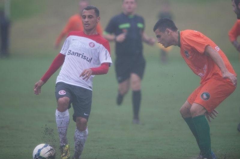 Alan Patrick n&atilde;o se incomoda com disputa por titularidade no Inter