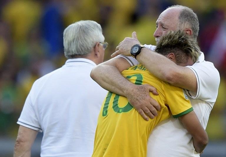 Neymar chora abra&ccedil;ado ao t&eacute;cnico Felip&atilde;o