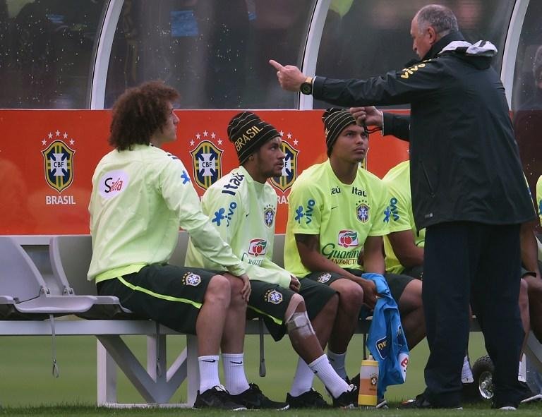 Neymar receber orienta&ccedil;&otilde;es de Felip&atilde;o ao lado de David Luiz e Thiago Silva