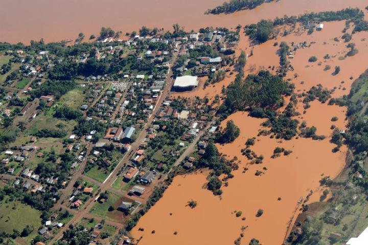 Imagem a&eacute;rea de Porto Mau&aacute; mostra cidade inundada