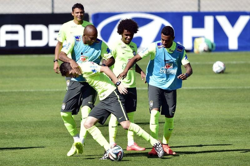 Willian (no centro) foi utilizado na vaga de Fred no treino da Sele&ccedil;&atilde;o