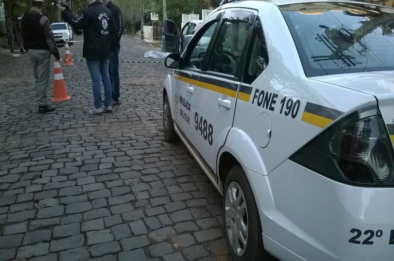 Mulher de 44 anos foi surpreendida quando sa&iacute;a de casa