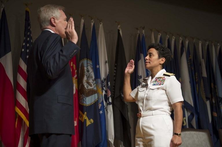 Marinha dos EUA promove primeira mulher a almirante de quatro estrelas