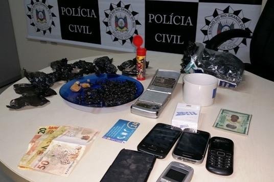 Foram apreendidas 174 pedras de crack embaladas para a venda